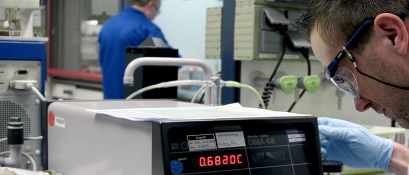 Abb.2: Unter anderem wird die Dichte der Treibstoffe gemessen. (Bild: Haltermann)