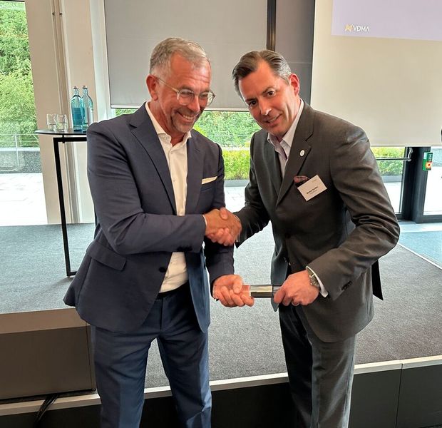 Markus Rustler (rechts im Bild; Theegarten-Pactec) übernimmt den Staffelstab von Christian Traumann (links; Multivac Sepp Hagenmüller), der den VDMA-Fachverband Nahrungsmittelmaschinen und Verpackungsmaschinen seit vielen Jahren geführt hat und zum Jahresende in den Ruhestand geht. (Bild: VDMA)