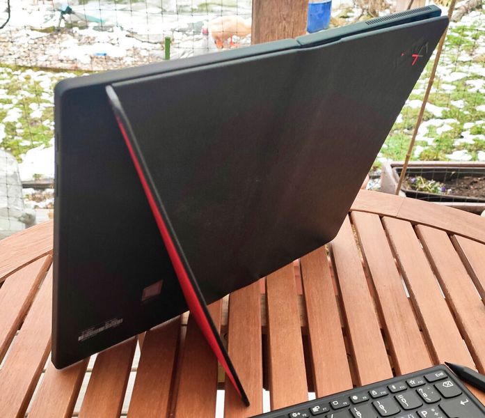Raffiniert: Zum Aufstellen des Tablets wird eine Ecke der Lederhülle ausgeklappt. (Vogel IT-Medien)