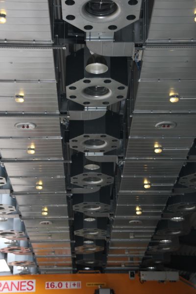 Bei der Weitwurfdüsentechnik erhält der mittige, senkrecht nach unten gerichtete Luftstrom einen Drall. Er reißt weitere, aus Sekundärdüsen strömende Luft nach unten mit, die diesen wie ein Mantel umschließt. (Bild: Kraus)