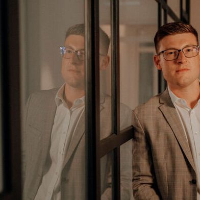Julian Ziebarth ist Geschäftsführer von Ziebarth Industrial Technologies sowie KI-Strategieberater für die Industrie. Als ehemaliger Betriebsleiter im Formenbau kennt er die industrielle Wertschöpfung aus der Praxis. (Bild: Ziebarth Industrial Technologies)