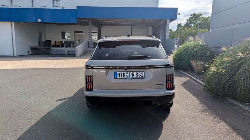 Vor allem das Heck hat ein wenig Ähnlichkeit mit edlen britischen Geländewagen – bestimmt kein unangenehmer Vergleich für KGM. (Bild: Rosenow – VCG)