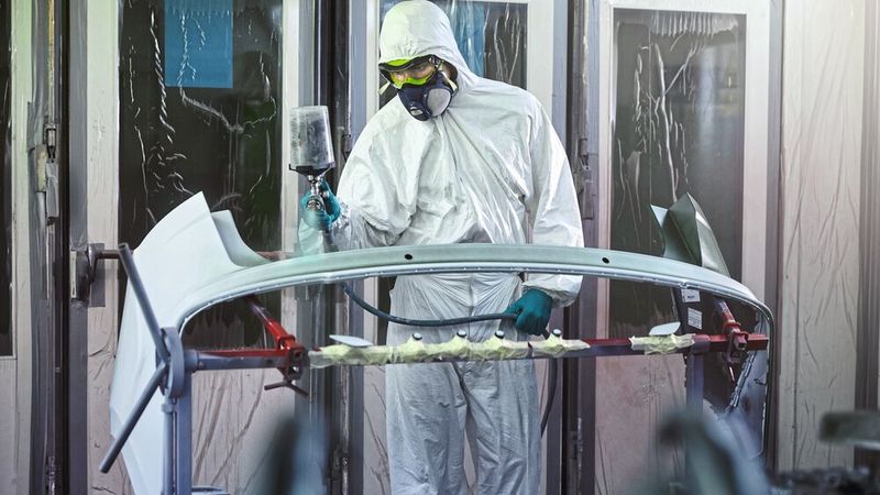 Nach dem Schleifen kommt das Lackieren, bevor ... (Bild: Ivo Hercik/Skoda)