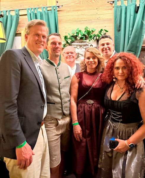 Im Marshall feierten (v. l.) Greg Nelson (RSA), Hendrik Fliermann u. Claus Gründel (Swissbit), Sabine Davis und Alaa Abdul Nabi (RSA) und Besa (IT-BUSINESS) (Bild: Vogel IT-Medien)