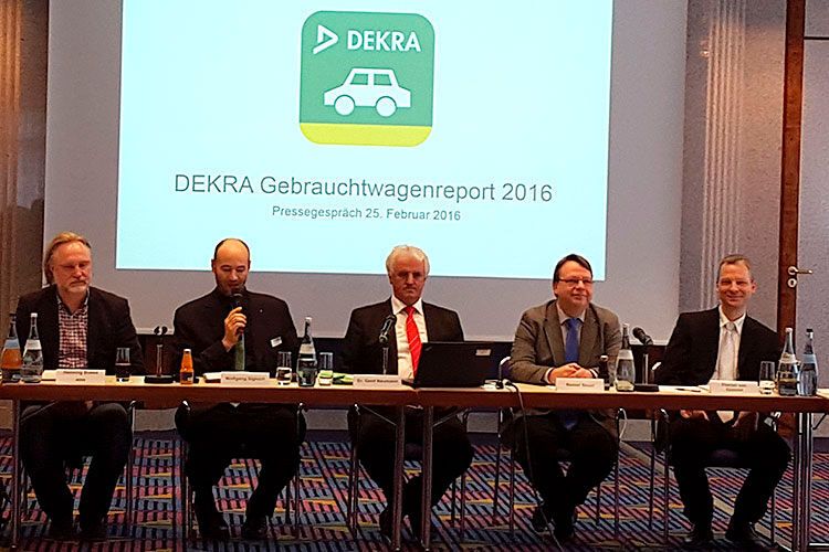 Bei der Erläuterung des Dekra-Gebrauchtwagenreports 2016: Dekra-Chef Gerd Neumann (Mitte). (Foto: Schwickal)