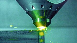IAMA-Gewinner 2015 kommt aus den USA: Hybrid Manufacturing verbindet konventionelle CNC-Technologie mit additiven Produktionsverfahren. Mittels Laserauftragsschweißen wird die Metallbearbeitung, Veredelung und Prüfung von Teilen in einer einzigen Maschine möglich. (Bild: Hybrid Manufacturing)