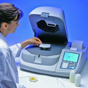 Abb. 2: Der Smart 5 Turbo: Die Klärschlammprobe wird auf ein saugfähiges Probenträgermaterial gegeben und auf die integrierte Analysenwaage gelegt. 