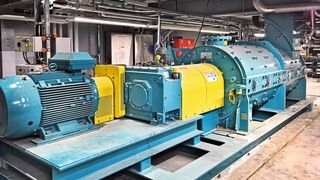 Die Maschine punktet mit der automatisierten, klappbaren Oberhälfte der Mischtrommel, die eine leichte und gründliche Reinigung ermöglicht, sowie mit hohen Durchsätzen von ca. 86 m³ pro Stunde. (Bild: Lödige)