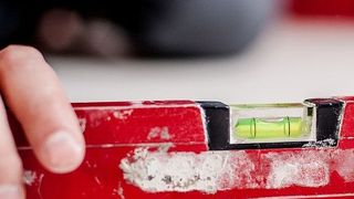 In der Produktion ist der Einsatz von Checklisten üblich, beispielsweise vor dem Start einer Anlage oder wenn ein Teil zum ersten Mal produziert wird. (Bild: gemeinfrei© jarmoluk)