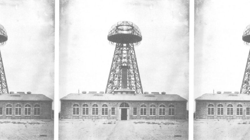 Der 1901 gebaute Wardenclyffe Tower auf Long Island in den USA wurde wegen Geldmangels 1917 wieder abgerissen. (Gemeinfrei)