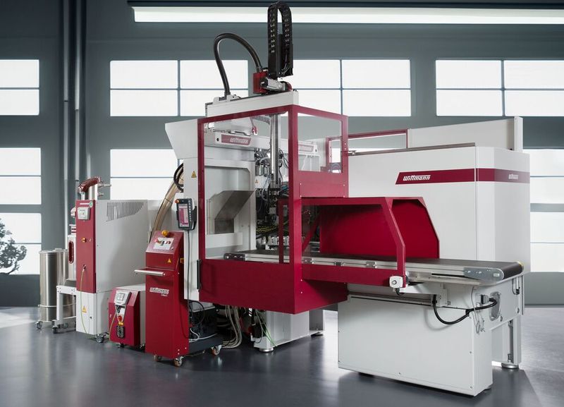 Wittmanns Ingrinder-Produktionszellen integriert alle Prozesskomponenten auf äußerst kompakter Stellfläche. Angüsse aus der Ecofritz-Produktion auf der Fakuma und weitere Produktionsabfälle gelangen über eine Rutsche direkt in den Trichter der Mühle, von wo sie wieder der Spritzgießmaschine zugeführt werden.  (Bild: Wittmann)