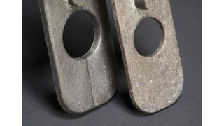 Left: Injection-molded test specimen with conventional platelet-shaped metallic effect pigments. Right: Injection-molded test specimen with novel tetrahedral pigment particles. (Image:  Fraunhofer IAP)