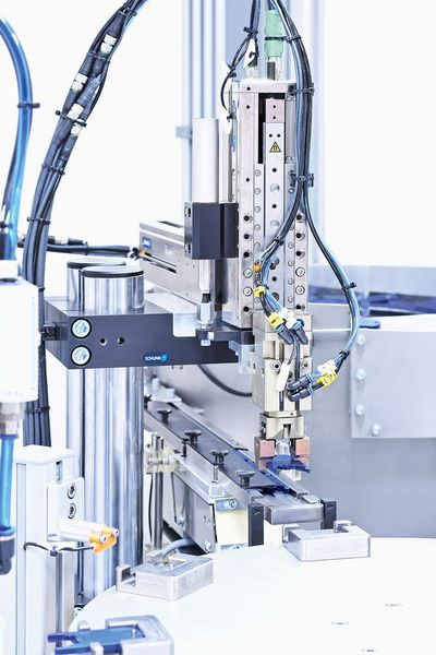 Mit dem Säulenaufbausystem von Schunk können die Teile direkt unter dem ELP-Achssystem zugeführt werden, ohne dass eine Seitwärtsbewegung erforderlich ist. (Schunk)