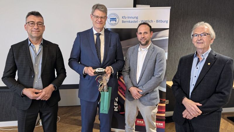 Bundesverkehrsminister Schnieder mit den Obermeistern Rainer Ferres (l.), Stellvertreter Timo Rings (3. v. l.) und Ehrenobermeister Kurt Mertes (r.). (Bild:  Kfz-Innung Bernkastel-Wittlich-Bitburg)