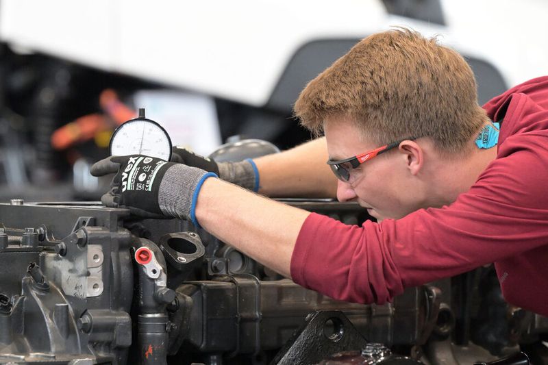 Die Heavy-Truck-Spezialisten um Andreas Schuck mussten sieben Stationen absolvieren. (Bild: Klindtworth - Worldskills Germany)