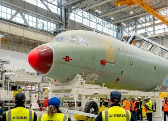 Die Nachrichtenagentur Reuters hat erfahren, dass Airbus nun plant, in diesem Jahr noch auf eine Auslieferungszahl an Verkehrsmaschinen von rund 900 Stück zu kommen ...(Bild:  Airbus)
