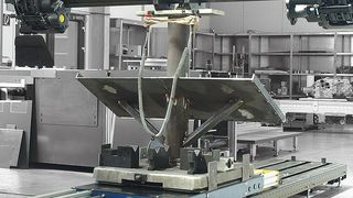 Die Stahllaufbahnen für die sogenannten E-Carts – die Trägersysteme – können auf dem Hallenboden liegen oder aufgeständert werden. (Bild: Krups)