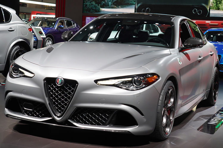 Ab 79.000 Euro gibt es den Alfa Romeo Giulia Quadrafoglio, der mit seinen 502 PS auf 307 km/h kommen kann.  (autoshowny.com)