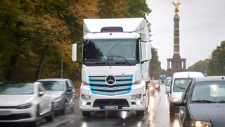E-Lkw haben im Gegensatz zu Diesel-Varianten geringere Wartungs- und Energiekosten und werden durch staatliche Fördermaßnahmen unterstützt.  (Bild: Daimler)