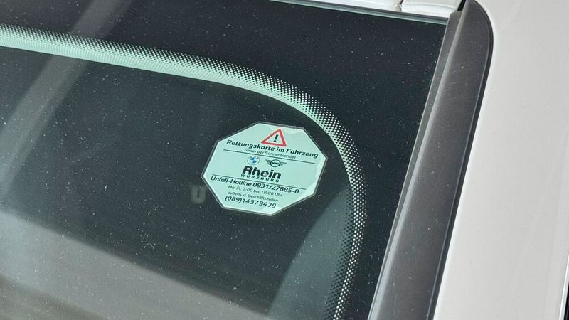 Jeder Rhein-Kunde bekommt die Rufnummer der Unfall-Hotline. Nach dem Erstkontakt werden ihm im Rahmen eines Video-Meetings alle nötigen Schritte zur Unfallaufnahme erklärt. (Bild: Rosenow – VCG)