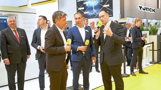 The German Federal Minister for Economic Affairs, Robert Habeck, (front left in picture) visited the Turck stand at the Hannover Messe 2024 and discussed, with Turck's management. Christian Wolf, CEO of Turck on the right. (Image:Hans Turck GmbH & Co. KG)