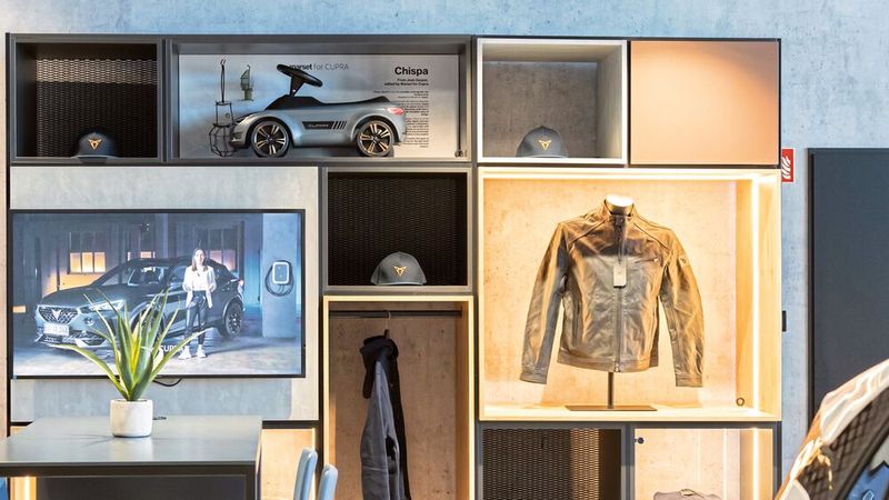 Im Programm sind natürlich diverse Merchandising-Produkte von Cupra. (Bild: Seat Deutschland)