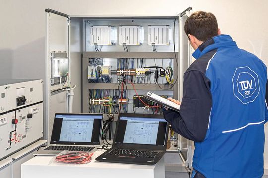 Solarpaket I: Photovoltaik-Anlagen müssen erst ab einer installierten Leistung von 270 kW geprüft werden. Das ist eine wesentliche Änderungen durch das kürzlich verabschiedete Solarpalekt I der Bundesregierung.(Bild:  TÜV Süd)