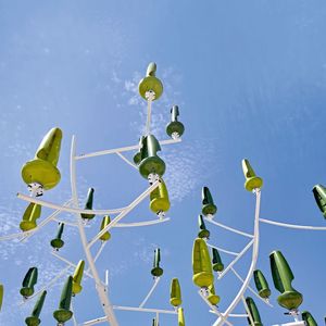 Die Aeroleaves an den stählernen Zweigen eines „Wind Tree“ sind doppelt so empfindlich wie herkömmliche Windturbinen(Bild:  Phoenix Contact)