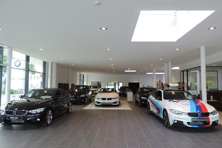 Der erneuerte BMW-Showroom bei B&K in Herford. (Foto: Weller)