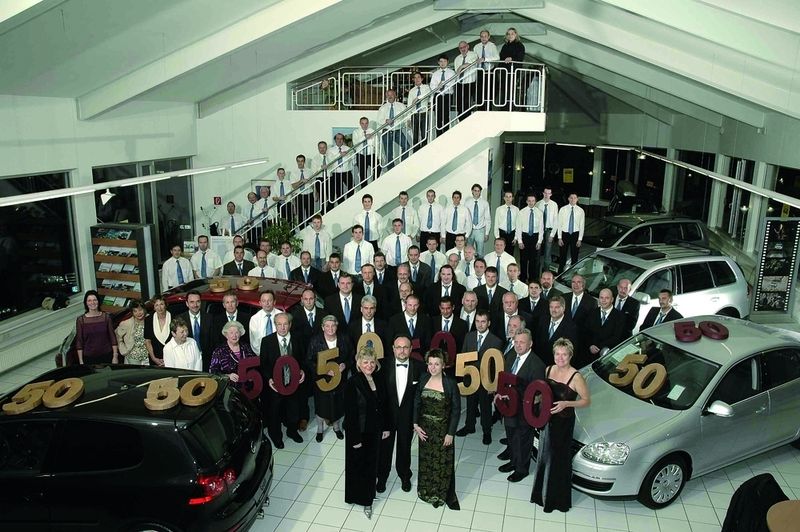 Anlässlich des 50-jährigen Firmenjubiläums des Ettlinger Audi-Betriebs gab es eine große „50er-Jahre-Party“ im Showroom mit der gesamten Belegschaft. (Archiv: Vogel Business Media)