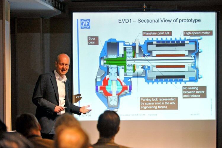 Dr. Hans-Jörg Domian, Leiter Vorentwicklung Konstruktion bei ZF: „Unser elektrischer Achsantrieb ist auf künftige Anforderungen im urbanen Verkehr zugeschnitten.“ (ZF)
