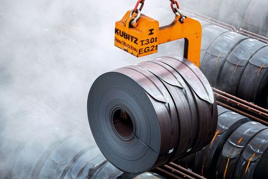 Thyssenkrupp Hohenlimburg hat das Duschlager, in dem die Coils vor der Beize gezielt abgekühlt werden, in die bestehende Digitalstruktur integriert. (Bild:  Thyssenkrupp)