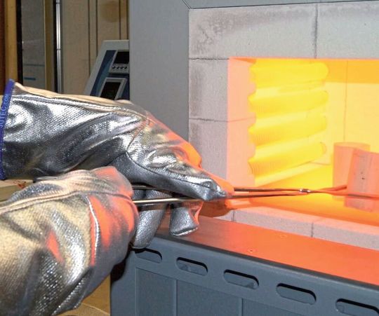 Das Handels- und Beratungsunternehmen Kager biete eine variantenreiche Auswahl an Schutzhandschuhen, die je nach Ausführung gegen Kontakthitze oder Strahlungshitze abschirmen. (Bild:  Kager)