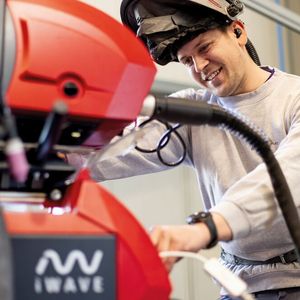 Die vielen Vorteile, die sich Ferrum.at mit der i-Wave von Fronius ins Haus geholt hat, freuen die Schweißfachkräfte sichtlich. Denn sie können schneller zum Wunschergebnis gelangen. Davon profitieren auch die Auftraggeber.(Bild:  Fronius)