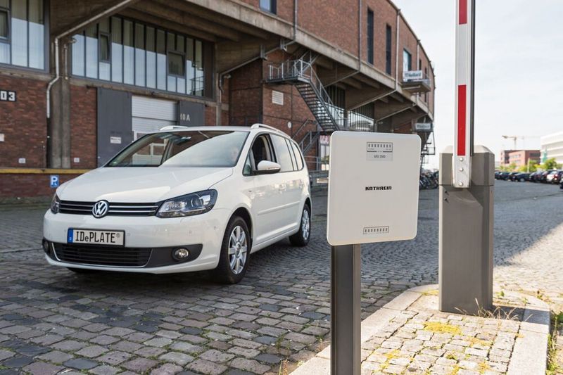 Ermöglichen automatische und berührungslose Fahrzeugidentifikation: RFID-Kennzeichen von Tönnjes E.A.S.T und Lesegeraete von Kathrein.  (Tönnjes E.A.S.T.)