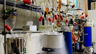 Grenzflächendesign: Maßgeschneiderte Haftvermittler werden für unterschiedliche Kunststoffanwendungen synthetisiert. Ein Anwendungsbereich sind Faserverbundkunststoffe. (Bild: Fraunhofer LBF)