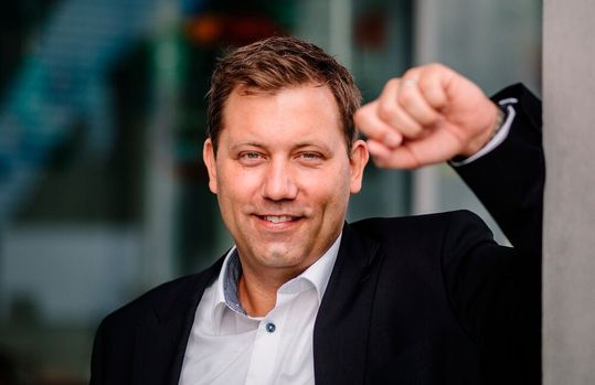 Bundesfinanzminister Lars Klingbeil macht sich dafür stark, die Investitionsbereitschaft in Deutschland wieder aus dem Dauerschlaf zu reißen. Er verhandelte dazu jüngst mit dem Chef der deutschen Börse und will mit seinem Amtskollegen aus Frankreich reden ...(Bild:  lars.klingbeil.de)