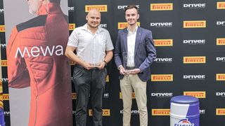 Die beiden frisch gekürten neuen Deutschen Meister: Otto Heinlein (l.) bei den Kfz-Mechatronikern und Bastian Anton bei den Autokaufleuten (Bild: Schmidt - VCG)