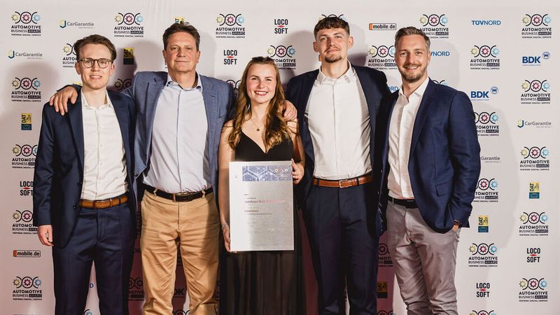 Das Autohaus Wolfsburg Hotz & Heitmann zählt mit seiner selbst entwickelten Software „Fastlane“ zu den Gewinnerbetrieben bei den Automotive Business Awards 2025. Die Software ermöglicht es, innerhalb kurzer Zeit Fahrzeugaktionen auf die eigene Händlerwebsite und in Social-Media-Kanäle zu bekommen. (Stefan Bausewein)