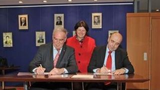 Bei der Unterzeichnung des Kooperationsvertrags (v. l.): Rektor Prof. Dr. Karl-Heinz Meisel, Cornelia Petzold-Schick, Oberbürgermeisterin der Stadt Bruchsal, und Johann Soder, Geschäftsführer Technik der SEW-EURODRIVE GmbH & Co. KG. (Geyer/Christ)