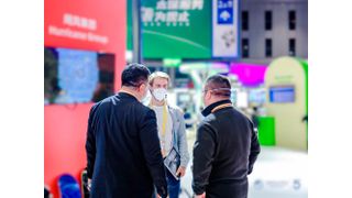 Aussteller treffen auf der fünften China International Import Expo im November 2022 in der Ausstellungshalle für Intelligente Industrie und Informationstechnologien auf Einkäufer. (Bild: China International Import Expo)