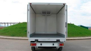 Composite-Know-how von Lamilux hilft bei Kühltransporten von Impfstoffen. Innen- und Außenwände von Transportsystemen mit Deckschichten aus antibakteriall wirkendem, glasfaserferstärktem Kunststoff (GFK) gehören dazu. (Lamilux)