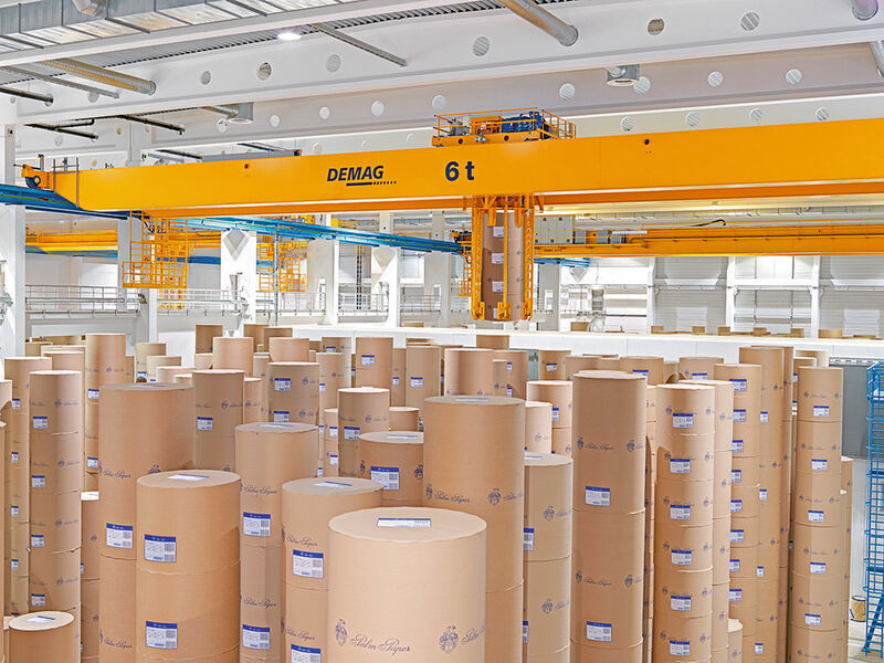 In den zwei Papierfabriken von Siam Kraft Industry in Thailand werden künftig fünf Prozesskrane in zwei voll automatisierten Papierrollen-Versandlagern eingesetzt. (Bild: Terex Material Handling)