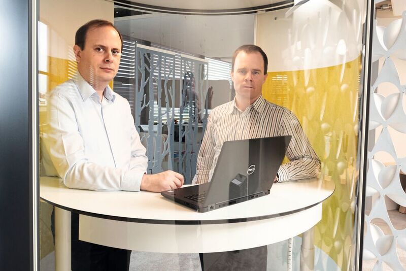 «Wie können wir das Laserschneiden verbessern?» Alexandre Paradzinets (links) und Roland Bader, bei Bystronic Entwickler der Softwarefunktion TiltPrevention. (Bystronic)