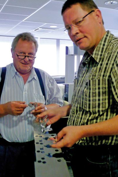 Wieder einmal so ein komplexes Blechteil: Joachim Herrmann, Vertriebschef bei Eberlein, und Geschäftsführer Hermann Eberlein diskutieren die Fertigungsmöglichkeiten dieses Teils – es soll auf jedenfall kostengünstig und hochqualitativ sein. (Archiv: Vogel Business Media)