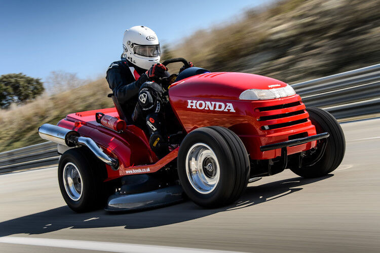Rennsportspezialisten hatten einen regulären Aufsitzrasenmäher mit einem neuen Chassis sowie Motorrad- und Quad-Teilen zum Mäher-Monster umgebaut. (Foto: Honda)