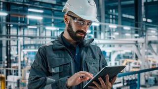 Die neue Richtlinie VDI/VDE-MT 7100 Entwurf: „Lernförderliche Arbeitsgestaltung - Ziele, Nutzen, Begriffe“ unterstützt Unternehmen dabei, Arbeit lernförderlich zu gestalten und die Kompetenzen aller Beschäftigten aktuell zu halten. (Bild: VDI/Gorodenkoff/Shutterstock.com)