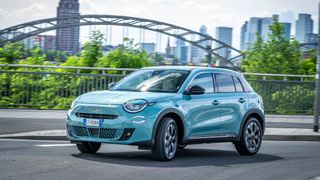 Den Fiat 600 gibt es nach dem Start als E-Version ab sofort auch mit Mild-Hybrid-Antrieb. (Bild: Autoren-Union Mobilität/Stellantis)
