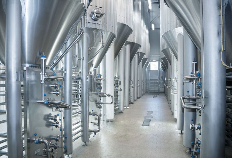 Halle C4, Stand 444: Wellmann Anlagentechnik und die Enable Energy Solutions zeigen auf der diesjährigen Drinktec in München ihre gemeinsamen Ansätze zur Prozessoptimierung und Energieeffizienz in der Lebensmittel- und Getränkeindustrie. Produktionsbetriebe müssen heute Wege finden, um Energieverbrauch, CO2-Ausstoß und Ressourcennutzung signifikant zu reduzieren, ohne dabei Abstriche bei Effizienz und Qualität zu machen. Um Unternehmen in der Branche zielführend in ihrer Prozessoptimierung zu unterstützen, bündeln Wellmann und Enable Energy Solutions aus Bad Rothenfelde ihre Stärken. „Mit unserer Partnerschaft vereinen wir verfahrenstechnisches Know-how, intelligente Automatisierung und prozessintegrierte Energiekonzepte zu ganzheitlichen Lösungen. So schaffen wir nachhaltige Mehrwerte und machen unsere Kunden fit für die Energie- und Produktionsanforderungen von morgen“, erklärt der Leiter der Geschäftsführung von Wellmann Anlagentechnik Stefan Niehaus. (Bild: Wellmann Anlagentechnik)