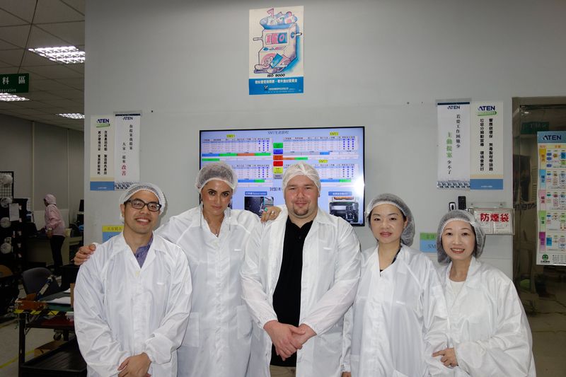 Mit dem richtigen Outfit dürfen wir die heiligen Hallen betreten. (Bild: IT-BUSINESS)